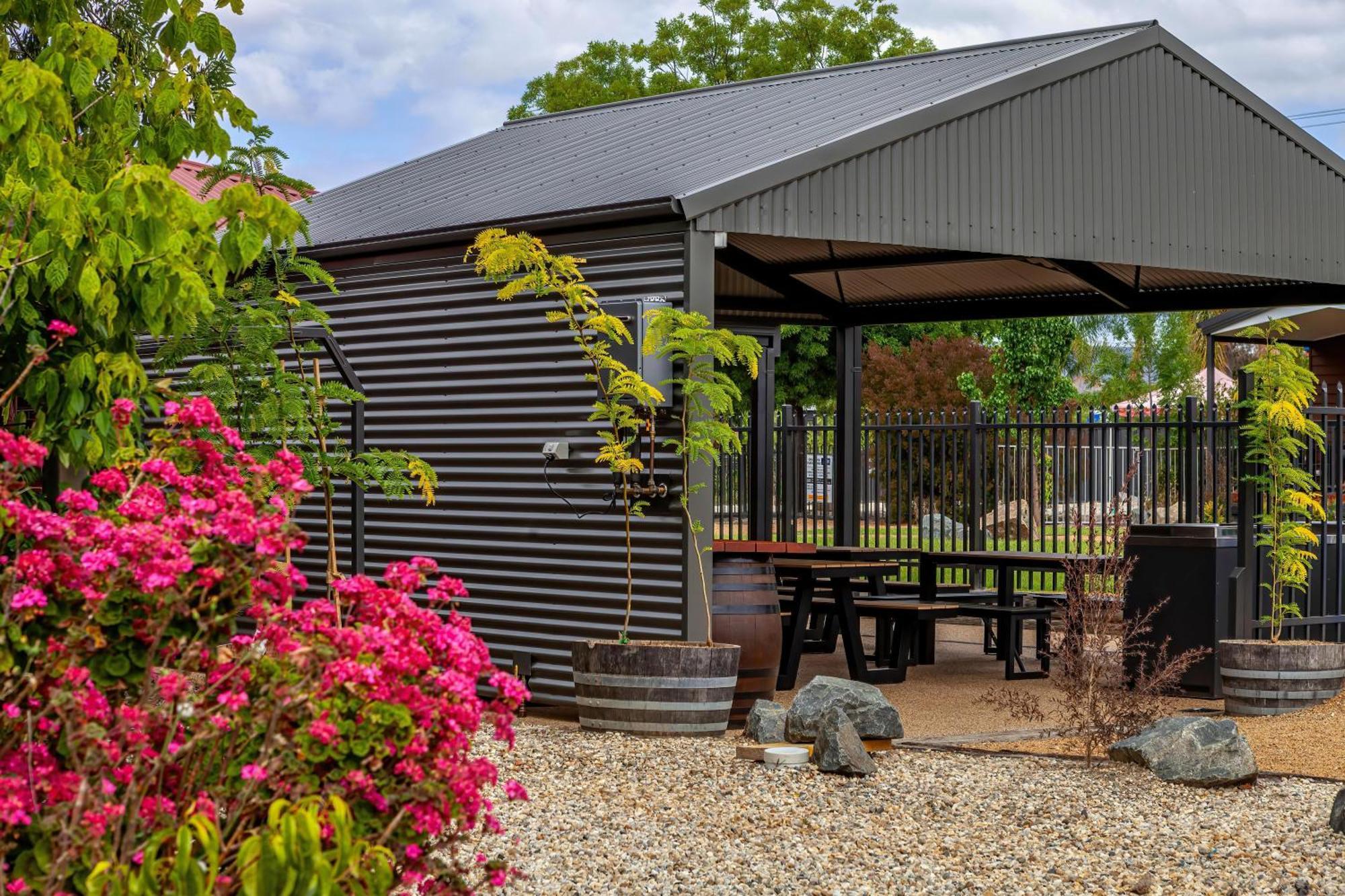 Big4 Albury Tourist Park Hotel Exterior photo