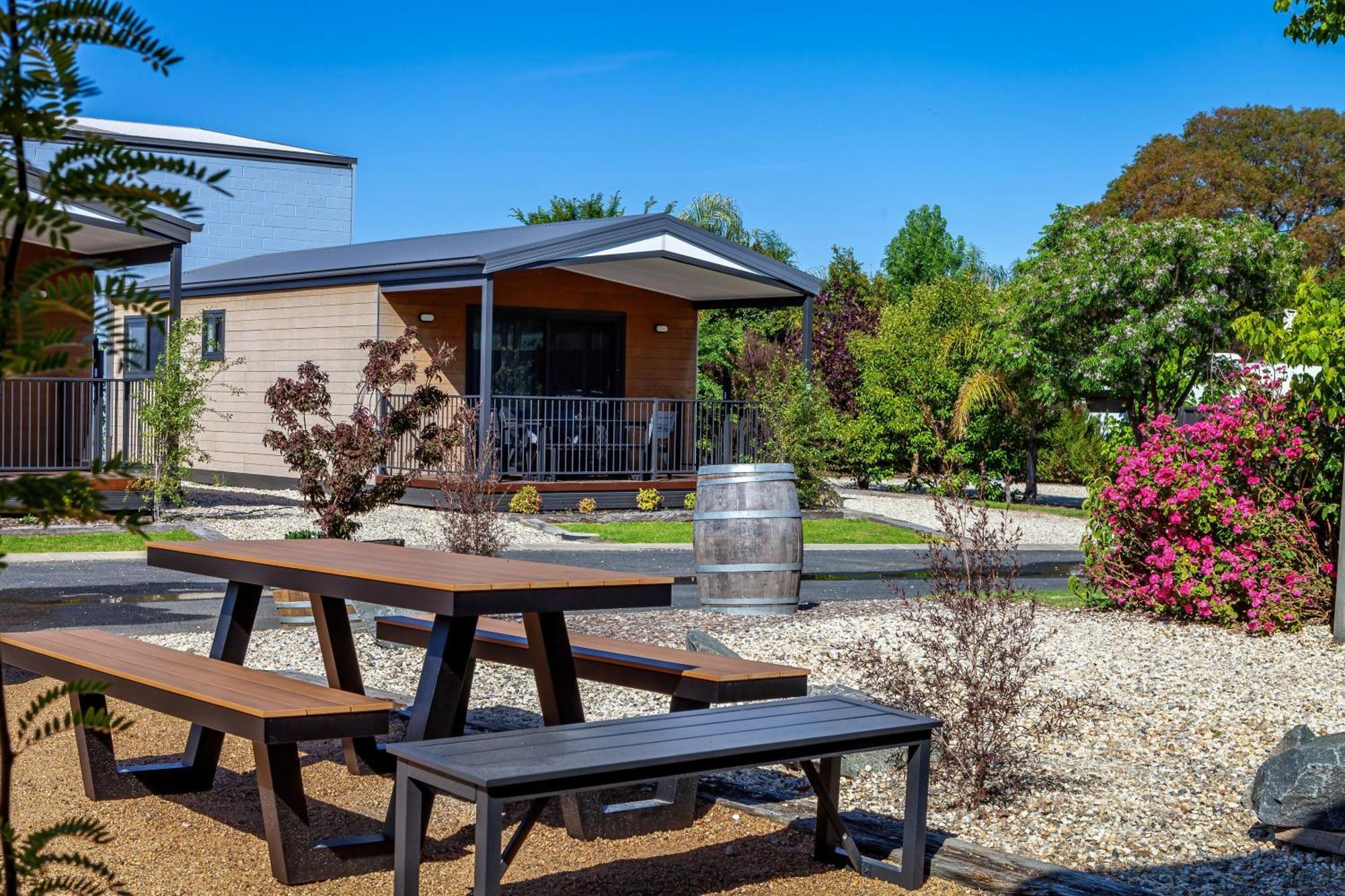Big4 Albury Tourist Park Hotel Exterior photo